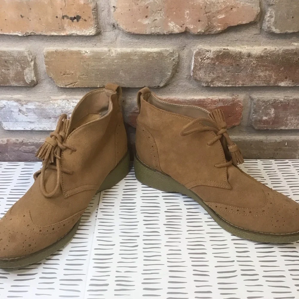 LANDS’ END Women’s Tan Suede Leather Wingtip Tassels Ankle Booties Boots 10